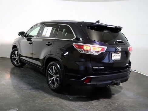 Used 2016 Toyota Highlander XLE image 2