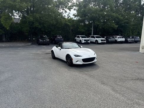 Used 2024 MAZDA MX-5 Miata Grand Touring RWD image 3
