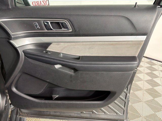 Used 2017 Ford Explorer XLT w/ Equipment Group 202A AWD/4WD image 37