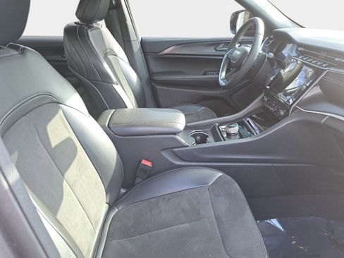 Used 2023 Jeep Grand Cherokee L Laredo image 10