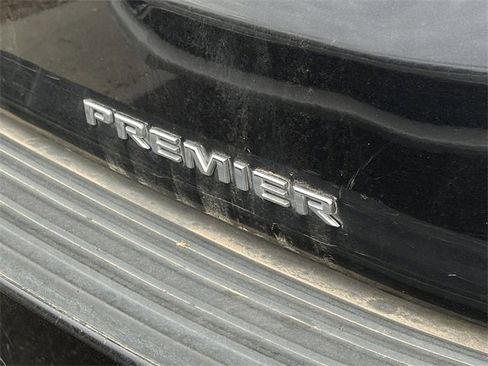 Used 2023 Chevrolet Suburban Premier image 7