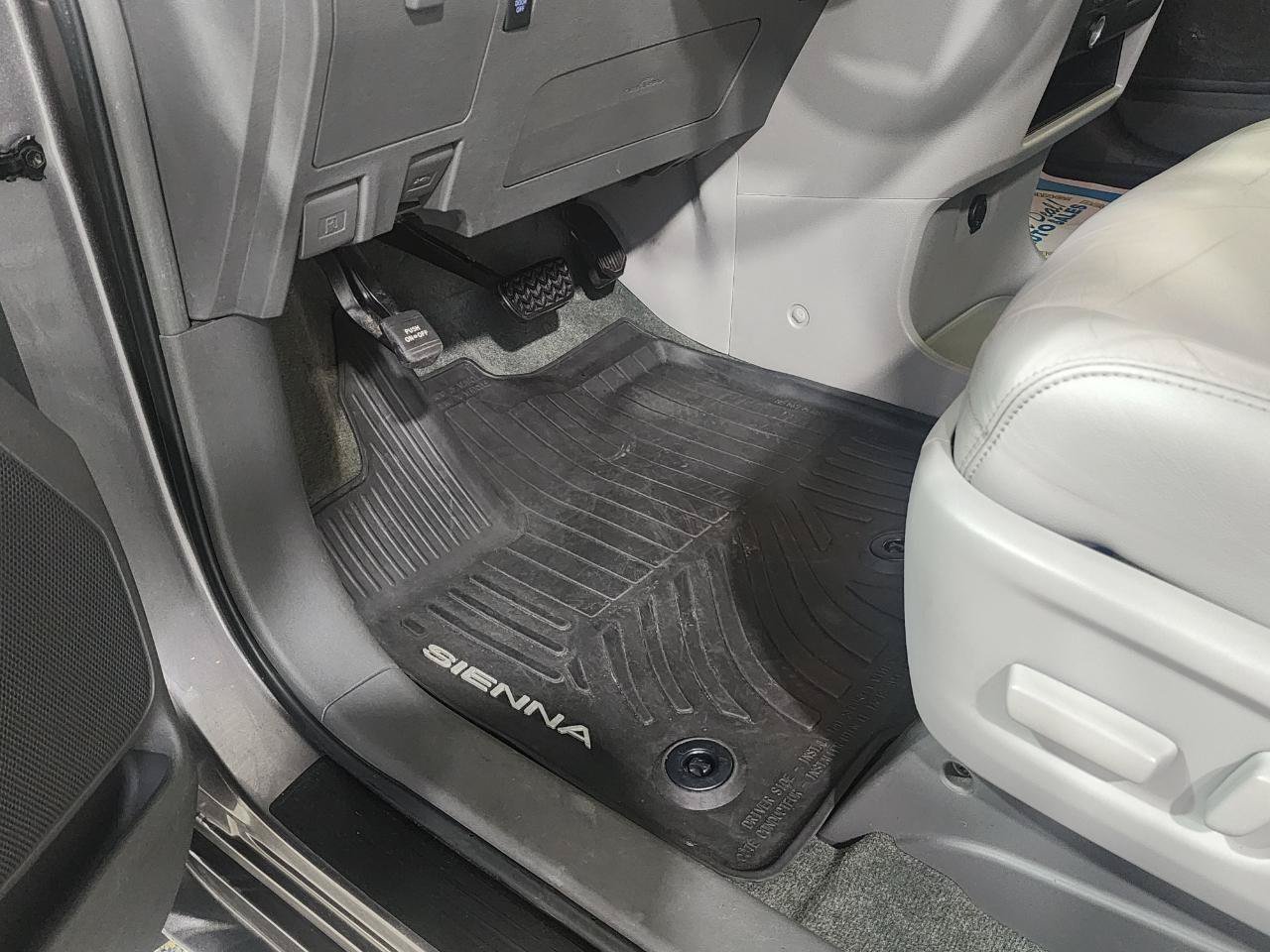 Used 2017 Toyota Sienna XLE AWD/4WD image 14