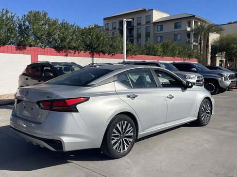 Used 2024 Nissan Altima 2.5 SV image 2