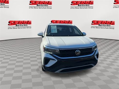 Used 2022 Volkswagen Taos SE image 4