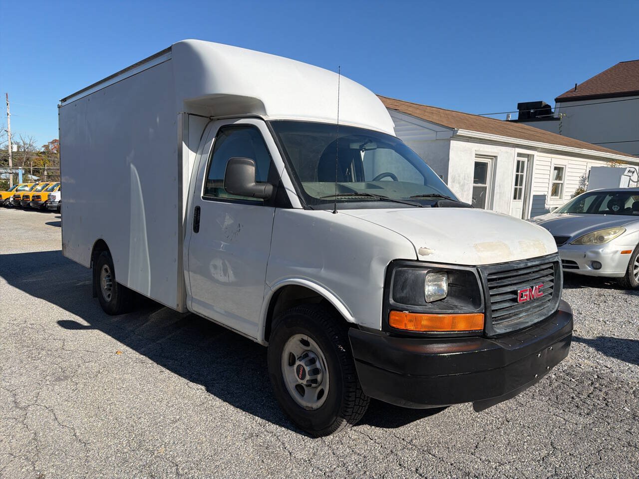 Used 2010 GMC Savana 3500 RWD image 4