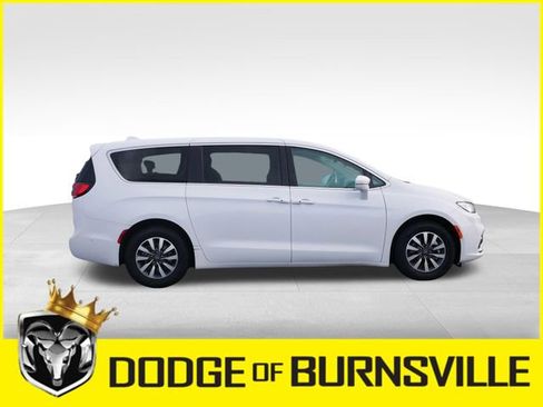 Used 2022 Chrysler Pacifica Touring-L w/ Uconnect Theater Family Group image 11