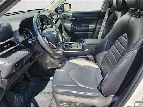 Used 2022 Toyota Highlander XLE AWD/4WD image 22