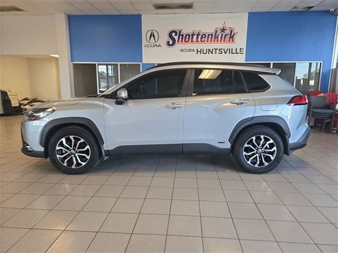 Used 2024 Toyota Corolla Cross SE image 5