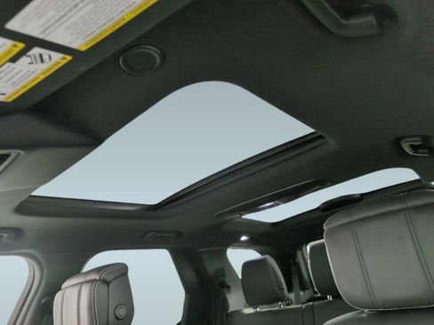 Certified 2025 Land Rover Discovery Dynamic SE image 12