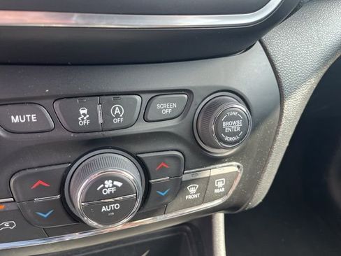 Used 2023 Jeep Cherokee Altitude Lux image 22