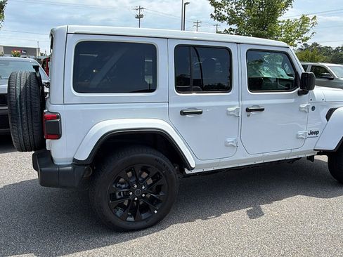 Used 2025 Jeep Wrangler Unlimited Sahara w/ Safety Group AWD/4WD image 8