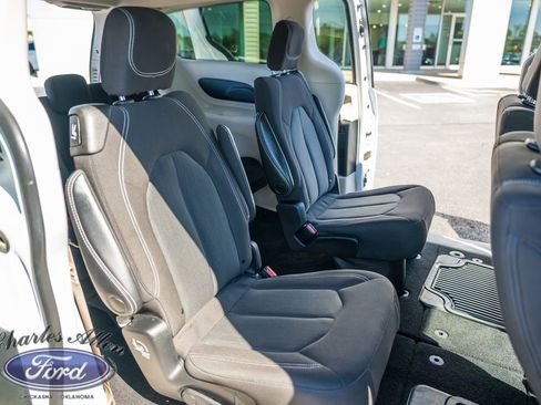 Used 2022 Chrysler Voyager LX FWD image 14