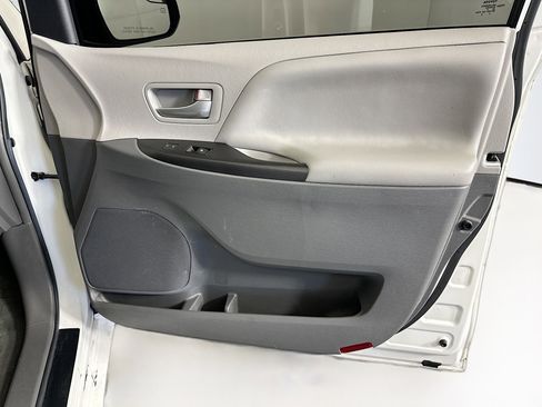 Used 2017 Toyota Sienna LE image 29