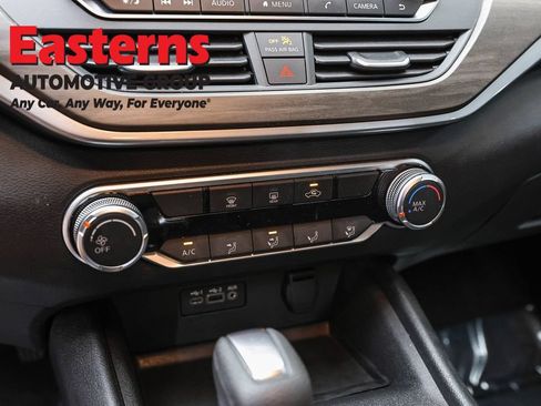 Used 2025 Nissan Altima 2.5 SV FWD image 19