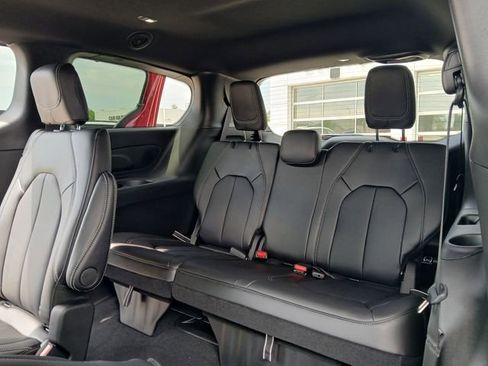 New 2026 Chrysler Pacifica Select AWD/4WD image 13