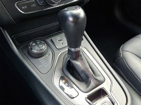 Used 2021 Jeep Cherokee Trailhawk w/ Technology Group image 15