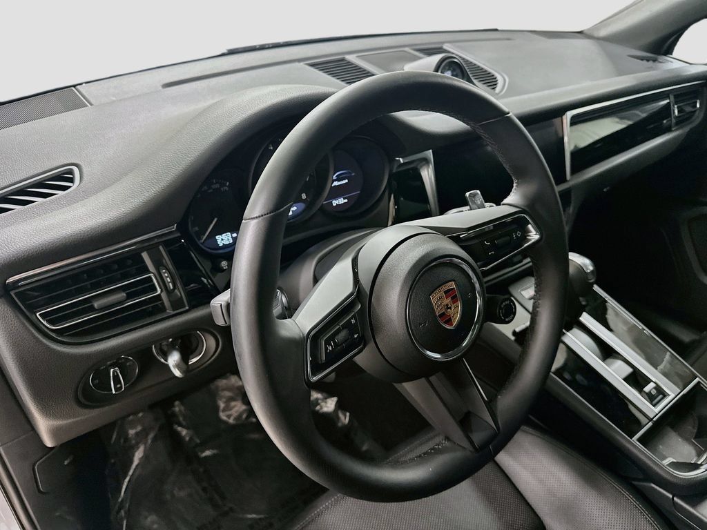 Certified 2025 Porsche Macan AWD/4WD image 4