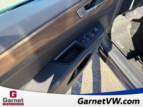 Certified 2025 Volkswagen Atlas SE image 12