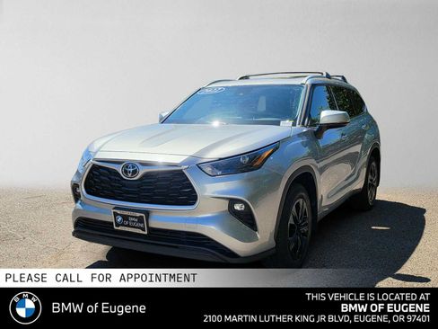 Used 2022 Toyota Highlander XLE AWD/4WD image 7