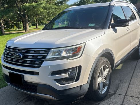 Used 2016 Ford Explorer XLT w/ Equipment Group 202A AWD/4WD image 1