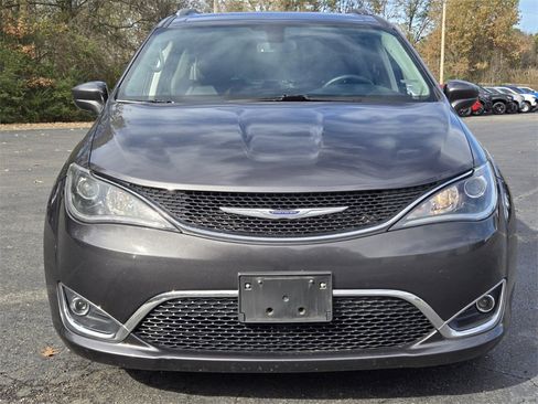 Used 2020 Chrysler Pacifica Touring-L image 8