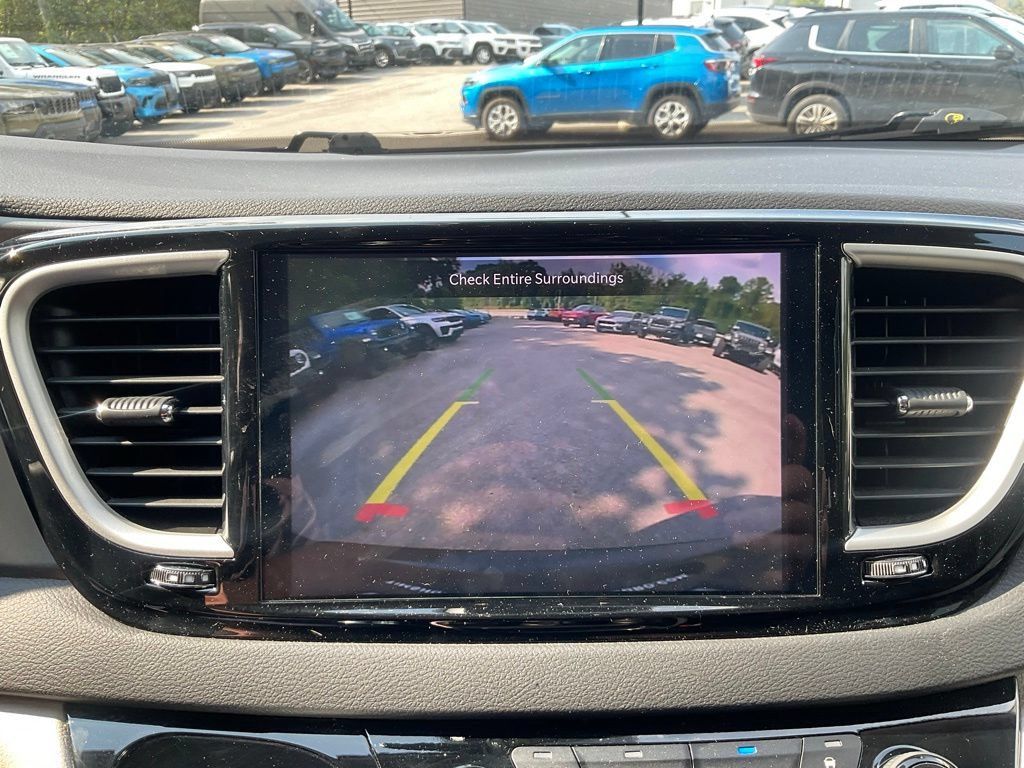 Used 2024 Chrysler Pacifica Touring-L FWD image 18