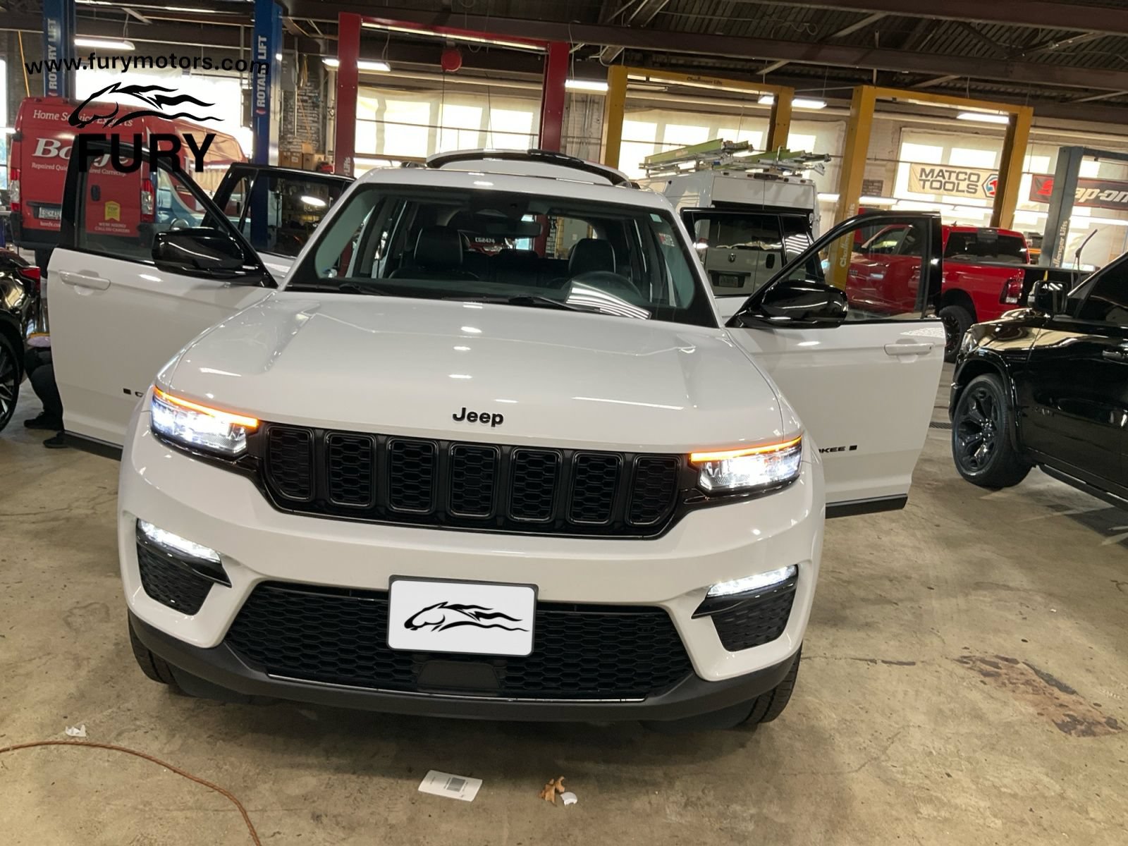 Used 2023 Jeep Grand Cherokee Limited w/ Black Appearance Package AWD/4WD image 28