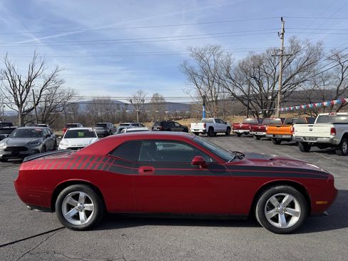 Used 2009 Dodge Challenger SE image 2