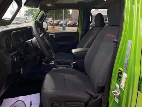 Used 2025 Jeep Wrangler Unlimited Rubicon w/ Convenience Group image 15