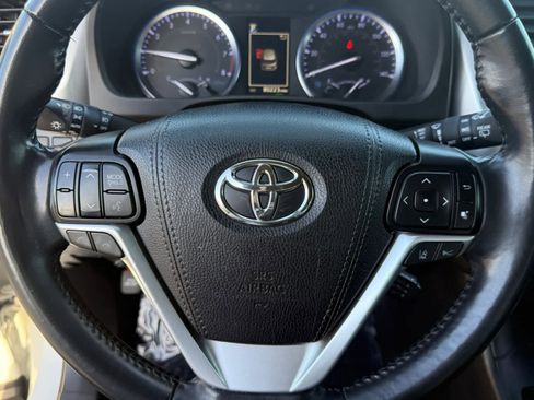 Used 2019 Toyota Highlander SE image 15
