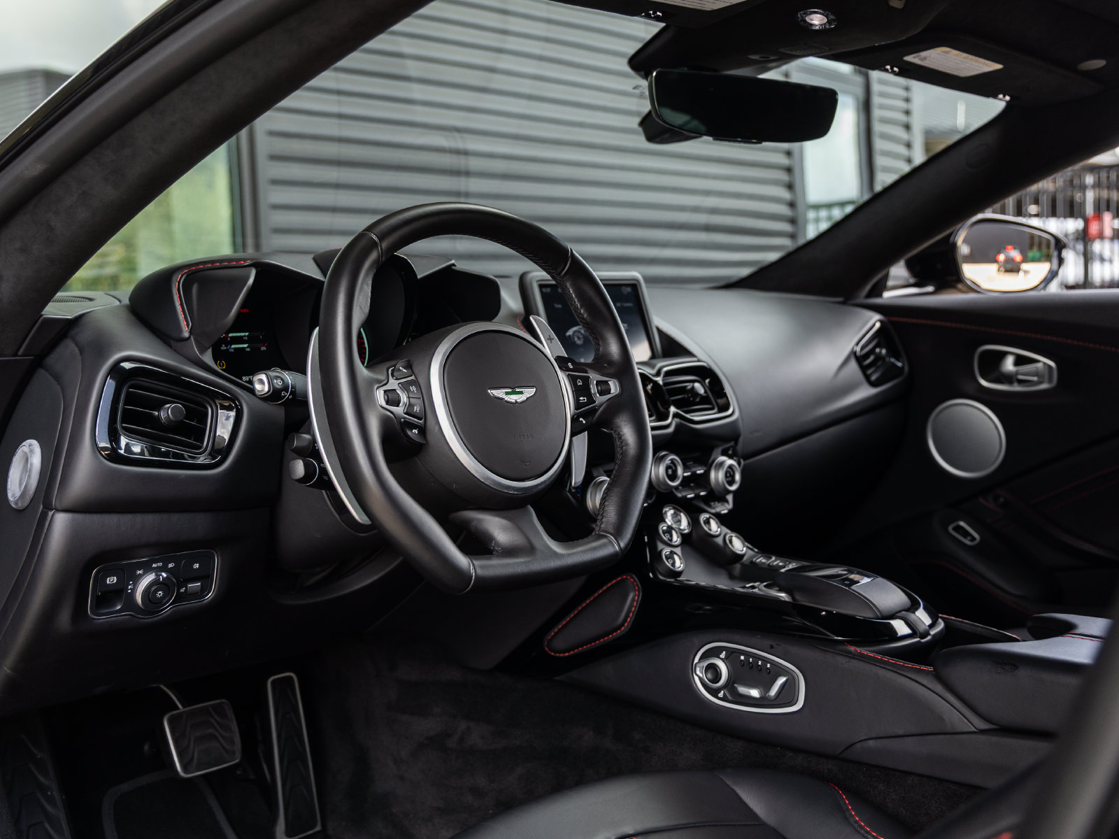 Used 2023 Aston Martin V8 Vantage Coupe RWD image 26