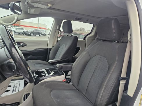 Used 2020 Chrysler Pacifica Touring w/ Cold Weather Group image 20