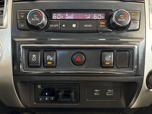 Used 2021 Nissan Titan SV w/ SV Convenience Package RWD image 18