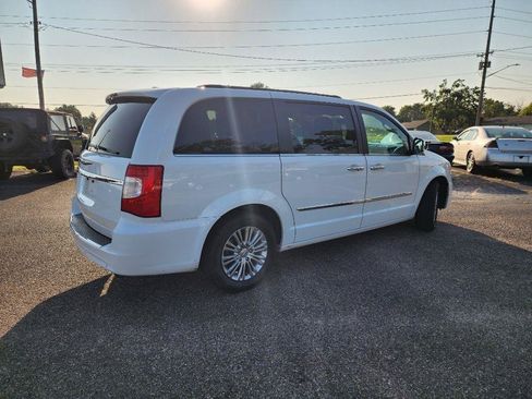 Used 2016 Chrysler Town & Country Touring-L FWD image 4