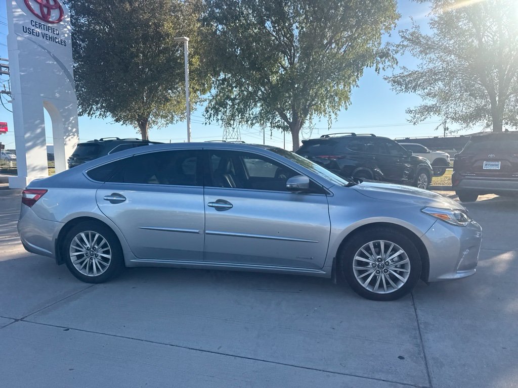 Used 2018 Toyota Avalon Limited FWD image 2