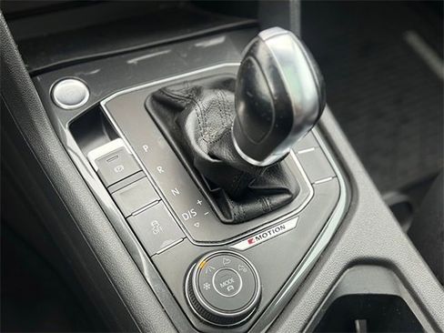 Used 2018 Volkswagen Tiguan SE w/ Panoramic Sunroof Package image 16