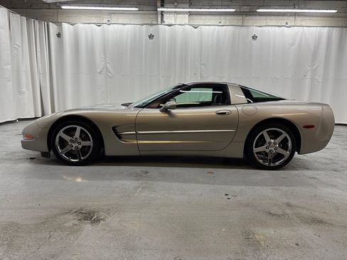 Used 2001 Chevrolet Corvette Coupe w/ Preferred Equipment Group1 image 2