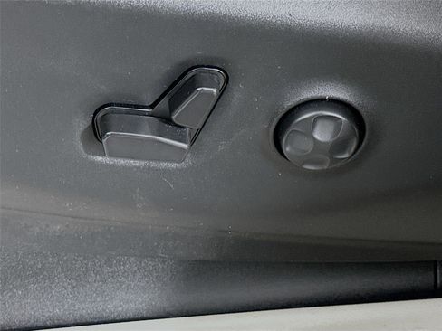 Used 2023 Chrysler Pacifica Touring-L image 19