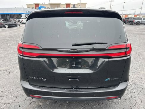 Used 2024 Chrysler Pacifica Premium image 6