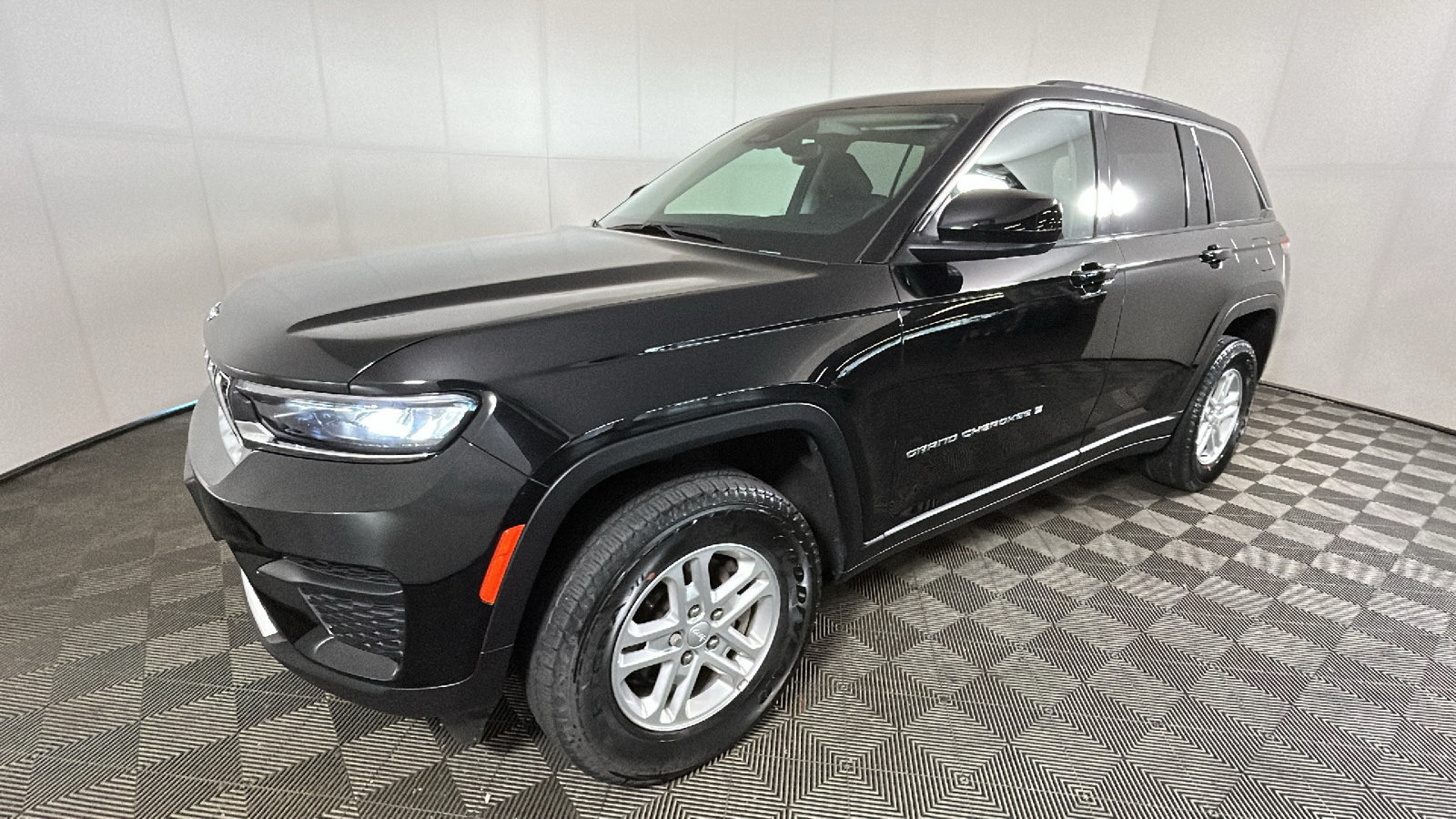 Used 2023 Jeep Grand Cherokee Laredo w/ Luxury Tech Group I AWD/4WD image 8