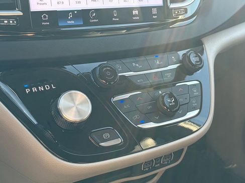Used 2024 Chrysler Pacifica Touring-L image 19