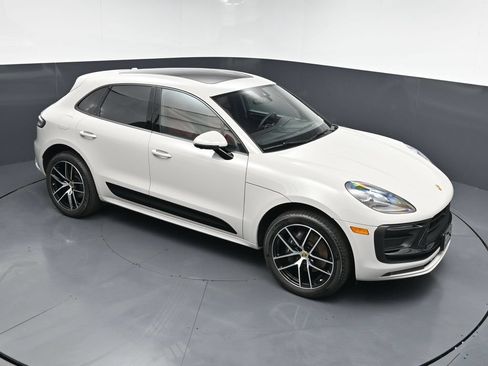 Used 2025 Porsche Macan AWD/4WD image 18