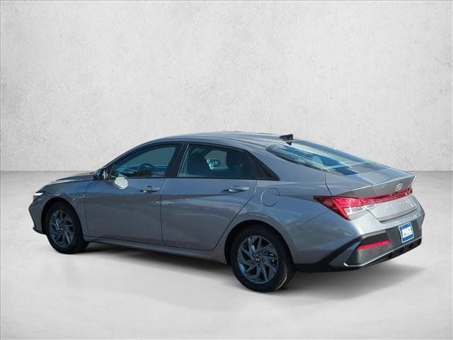 Used 2026 Hyundai Elantra Hybrid FWD image 8