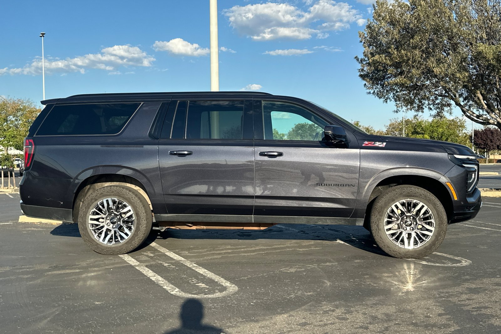 Used 2025 Chevrolet Suburban Z71 AWD/4WD image 3