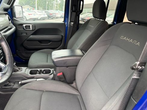 Used 2018 Jeep Wrangler Unlimited Sahara w/ Safety Group AWD/4WD image 9