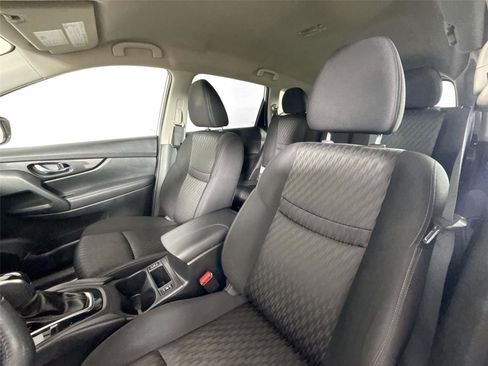 Used 2017 Nissan Rogue SV image 3