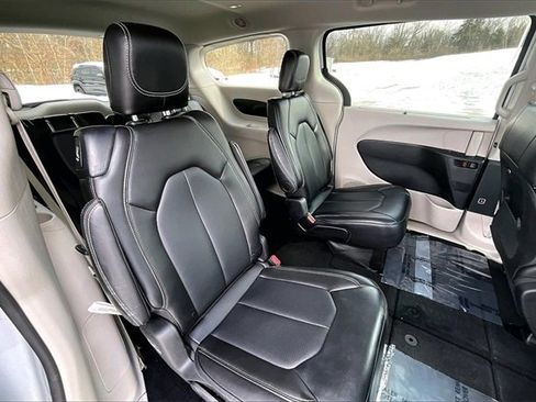 Used 2024 Chrysler Pacifica Touring-L image 27