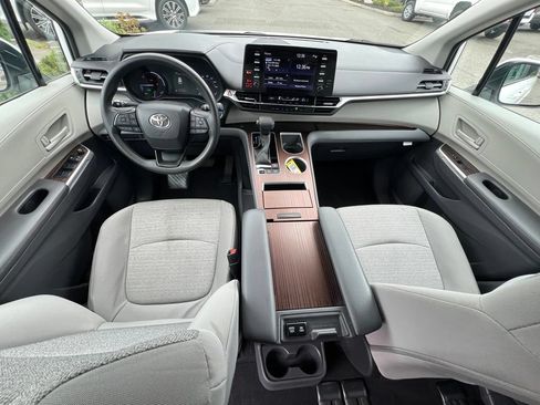 Certified 2023 Toyota Sienna LE FWD image 19