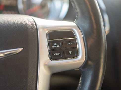 Used 2015 Chrysler Town & Country Touring w/ Driver Convenience Group image 29