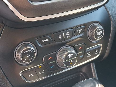 Used 2022 Jeep Cherokee Trailhawk w/ Comfort/Convenience Group AWD/4WD image 16